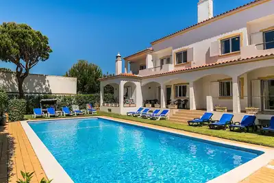 Image de Jadlyn Yellow Villa, Falésia Beach, Albufeira, Ac, WiFi, Swimming Pool! New!
