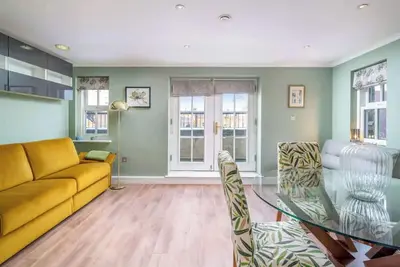 Image de Light & airy 1bed Barons Court flat lift & balcony