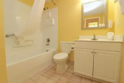 Image de Located 1 block from beautiful Virginia Beach