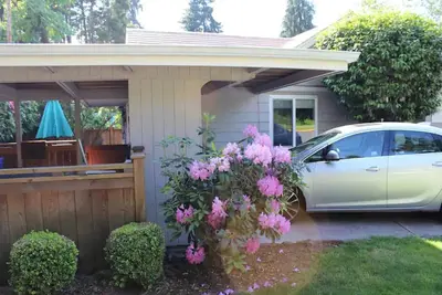 Image de Pet Friendly, Cozy Orchard House, blocks from the University of Oregon