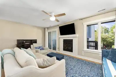 Image de 25th Street by the Sea! Superb Two Bedroom Condo 500 ft from Ocean w/Garage