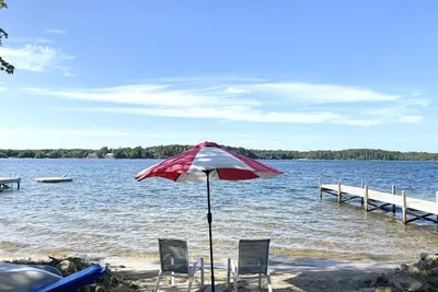 Image de Waterfront Home avec plage privée sur le lac!