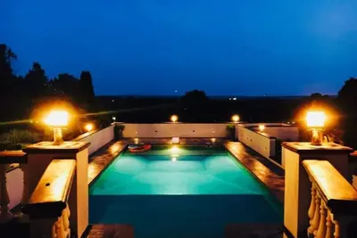 Image de 8 acre Mediterranean style villa with 20 mile view