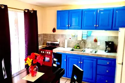 Image de Blue Upstairs Apt. /Very comfy Queen Beds/ Balcony /Wifi 40Mgs speed Fiber Optic