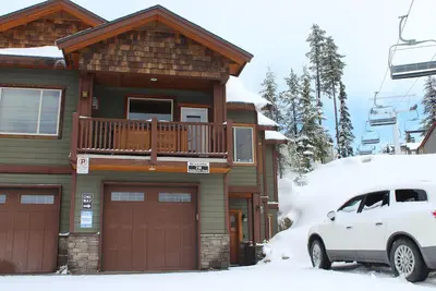 Image de Bright End unit Townhome, priv. hot tub, 2 parking, ski in/out, close village