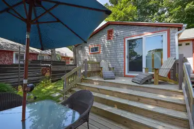 Cozy Cottage 1/2 mile to Woods Hole village