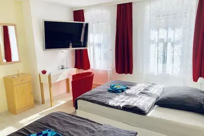 Image de Moderne Ferienwohnung mit 2 Schlafzimmern, Küche und Bad