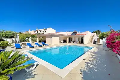 Image de 3 Chambre Villa, piscine privée, WiFi, distance de marche des commodités 3103 / Al