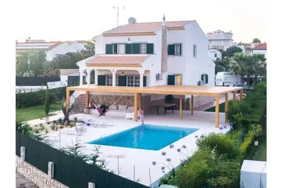 Spacious 2-storey villa with swimming pool and large garden, 6 minutes from Praia Verde.