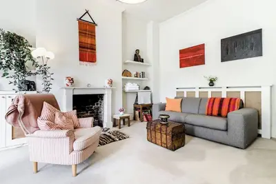 Image de Entire Home: Chic & cheery 1bed in Shepherd's Bush