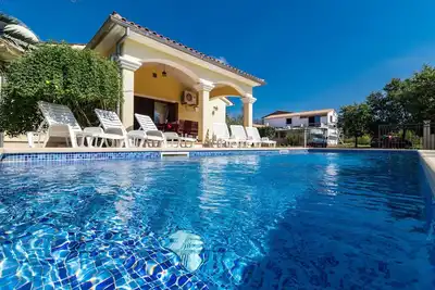 Image de Relaxing  Modern Villa in peaceful position!