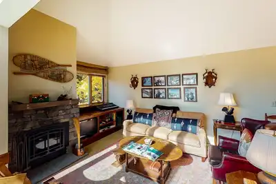 Image de Warm & cozy condo with an on-site fishing pond, pool access & tennis courts