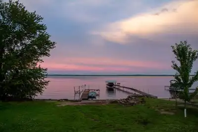 Image de Sweet beach front on Lake Koshkonong w/lots of room & a Paddleboat