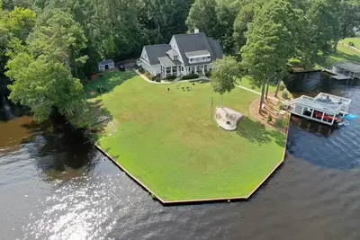 Image de Five Pines Retreat  Lake Gaston Spectacular  Waterfront