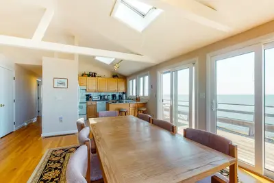 Image de Oceanfront home with great views, deck, grill & beach access - dog-friendly