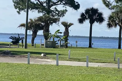 Image de Waterfront on Ochlockonee Bay-Renovated condo & sparking pool