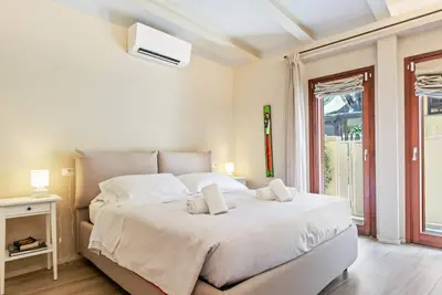 Image de Cozy apartment perfect for 4 people, located 500 m away by foot from the famous Piazzale Michelangelo and a 5 minutes walk from San Niccolò, historic district in Florence that still preserves its medieval atmosphere, from where you can easily reach the