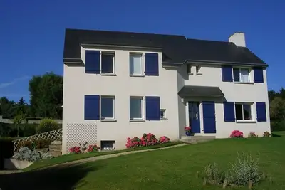 Image de Jolie villa au calme avec de beaux volumes Ă 500m de la grande plage de St Cast offrant 5. . .