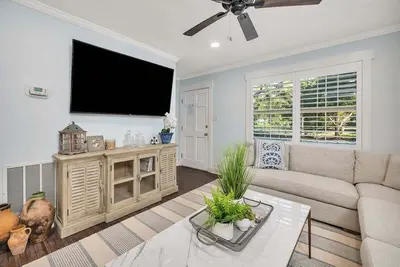 Image de Walking distance to the beach and pier village!