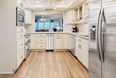 Image de 9th-floor coastal condo with pool, beach access, balcony & updated kitchen