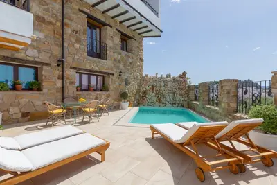 Image de Villa de luxe Casa el Impero avec piscine, terrasse, vue unique sur les montagnes et WiFi