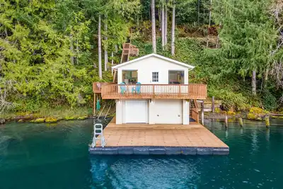 Image de Secluded, lakefront getaway with deck - near sights & attractions