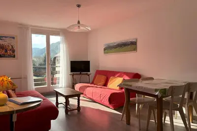 Image de Appartement cosy, balcon sud, 2 chambres, parking gratuit à 10 min du centre et proche ski!