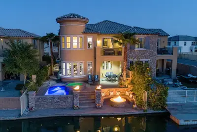 Image de Lago Vista Lake front house with lake and mountain views! Near Coachella!