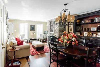 Quiet Townhome One Block From Forsyth Park by Lucky Savannah