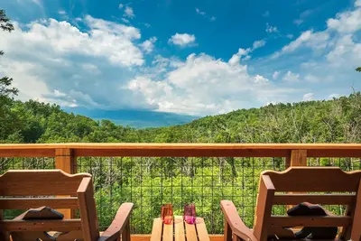 Four Bears: Amazing View, Private, Arcade, Screened in Porch with Wood Burning
