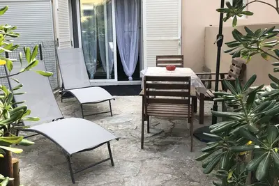 Image de Garden level studio in private residence near the beach