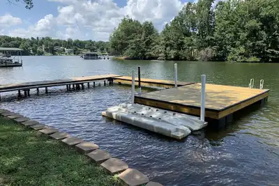 Image de Relax on Lake Bowen at our spacious 3-bedroom retreat