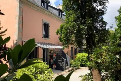 Image de Maison de famille de charme avec jardin clos de murs en pierres