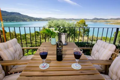 Image de Appartements ruraux avec grande terrasse et vue le beau lac dans une gite rénové