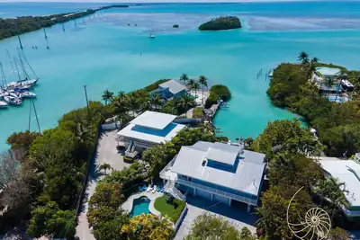 Image de Harbor Hideaway ~ Island style beach house with pool, dockage & bay views!