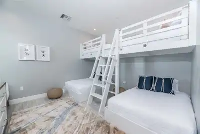 Image de 7 Mile Beach Beach Penthouse. Ocean views from Roof Terrace and a Pool Pavilion