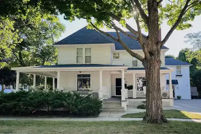 Image de Central A/C! ! ! Huge Downtown Historic Cvx Home! Walk to town & beach!