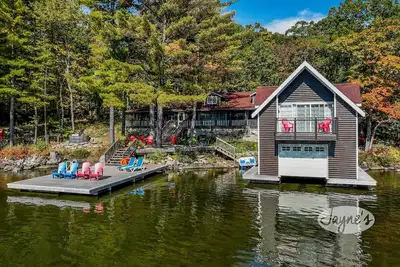 Image de Stunning 5bdrm 3bath cottage with Bunkie and Boathouse! South exposure!