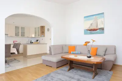 Image de Appartement de trois chambres avec le balcon et la vue sur le mer Nemira, Omis (A-4652-c)