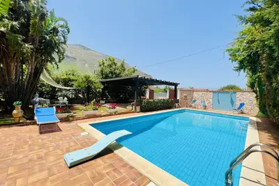 Beautiful Villa with Private Pool a few Km from the sea!