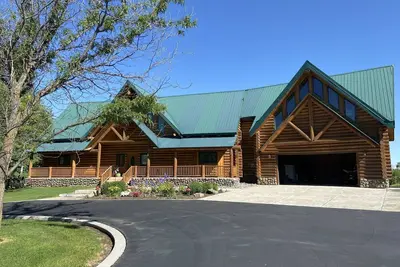 Image de Stunning river front cabin with exceptional views.