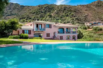 Image de Logement panoramique avec vue mer, terrasse privée, piscine partagée, Wi-Fi et climatisation.