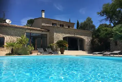 Image de magnifique mas en pierres sèches avec piscine à débordement au calme absolu