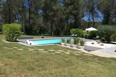 Image de Villa avec piscine au coeur de la pinède
