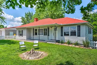 Cottage w/ Deck & Bbq: 2 Mi to Dale Hollow Lake!