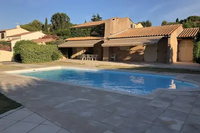 Image de Villa avec piscine privée et jardin clos située à10 mn à pied de la plage