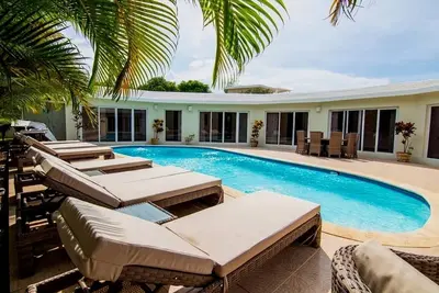 Image de Grande 6bd guest-friendly villa avec piscine privée et jardin, bus gratuit en ville