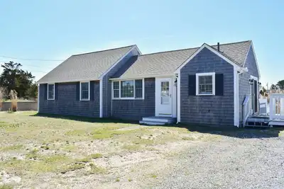 Image de Bright and airy 3 bedroom home, less than 500 feet to beach!