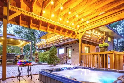 Image de Secluded Hilltop Hideaway~Hot Tub~Two Living Rooms