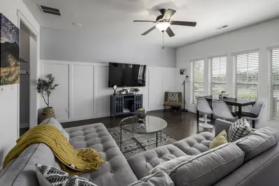 Image de 2 Story Townhome Within 30 Minutes of Everything